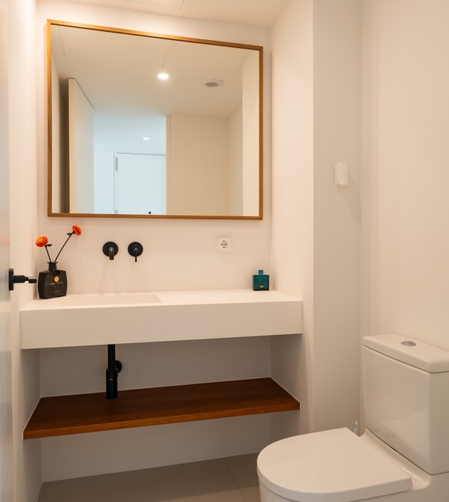 Resa Estates 3 slaapkamers Talamanca te koop sale Ibiza bathroom toilet.jpg